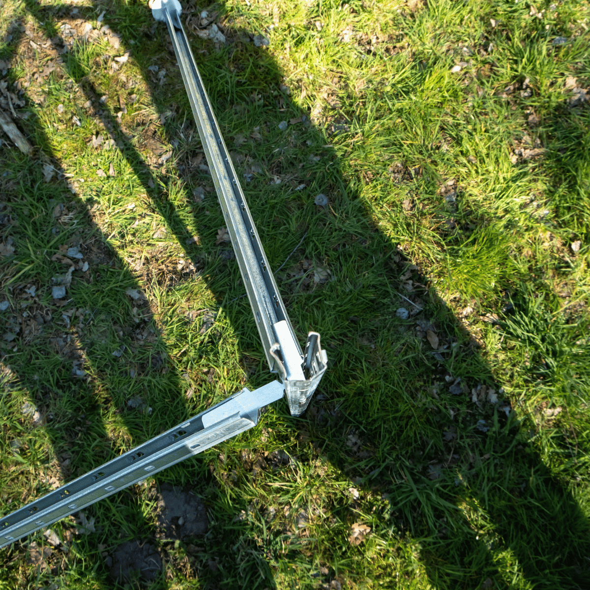 Zwei Z-EH® Eckstreben mit Enne Verbinder an einem Zaunpfahl
