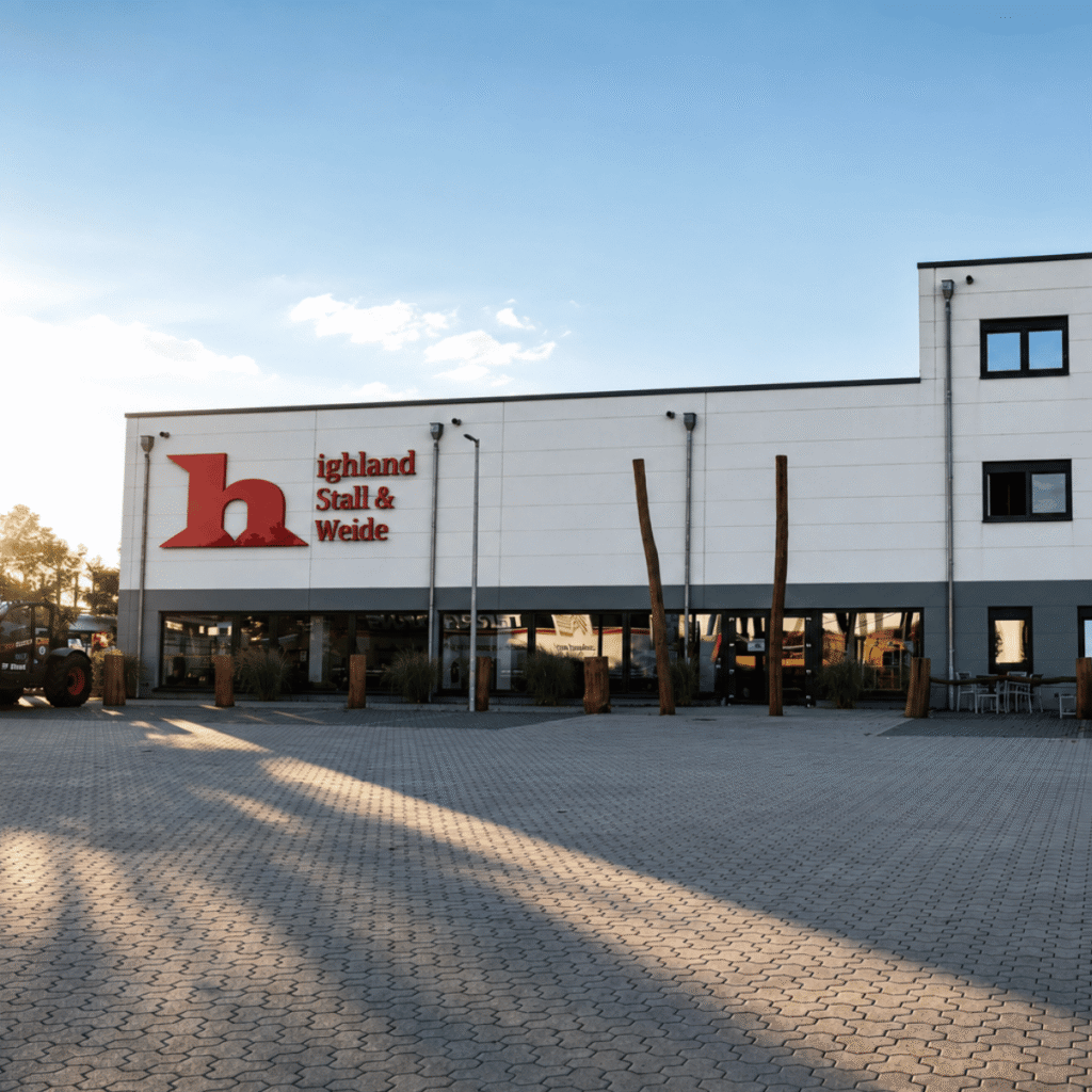 Firmengebäude von Highland Stall & Weide mit Firmenlogo